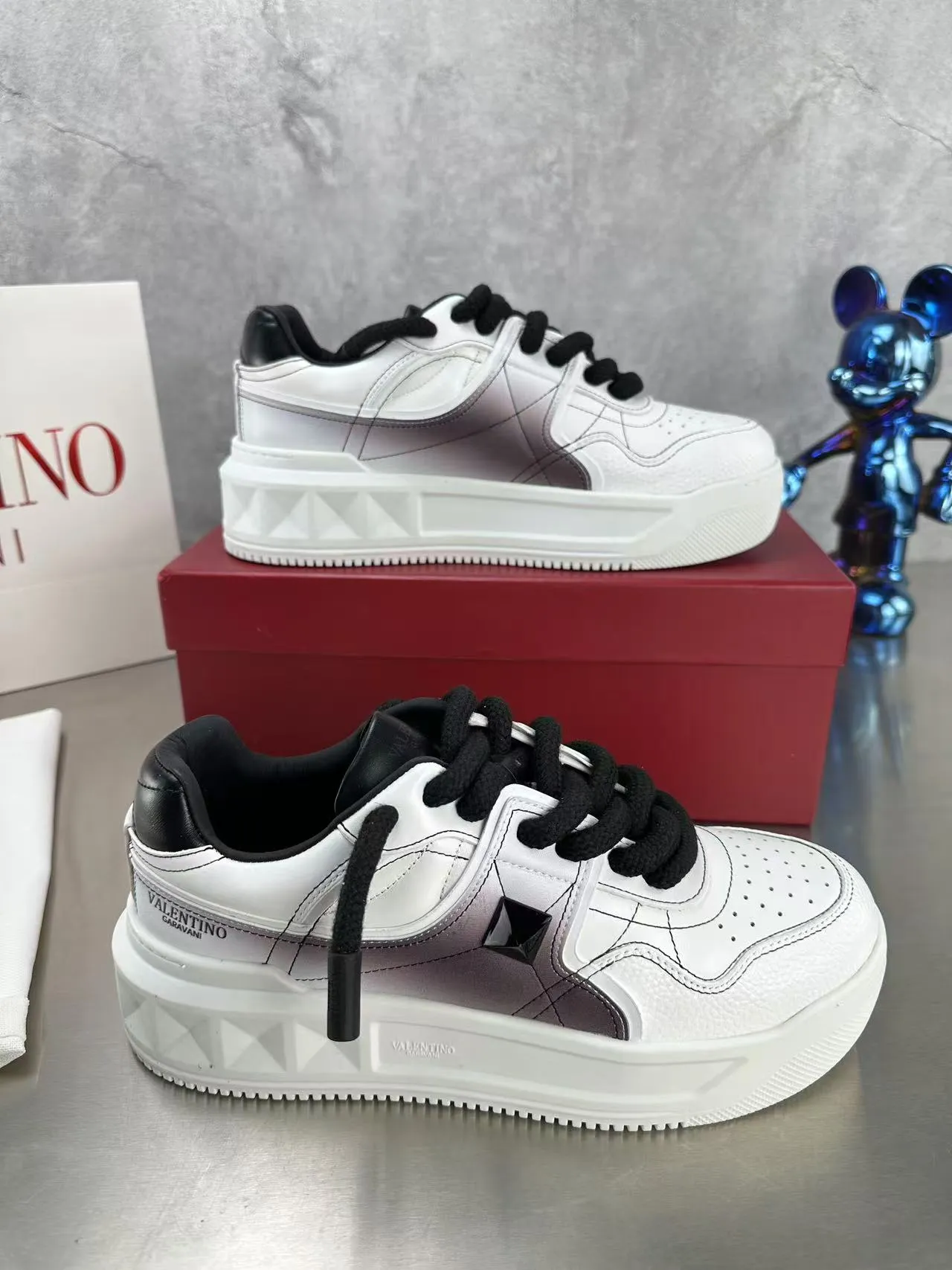👟👟Ex-factory price 640👟👟 🔺Valentino🔺Valentino new casual shoes 2023 latest model hot style for catwalk couples, thick shoelaces, the same style as Elsa Hosk, Zhang Yixing, Guan Xiaotong and many other stars 🔥 Top version + lasting process, full oil edge on the upper. Fabric: Customized cowhide + cowhide lining with breathable mesh. Outsole: original molded TPU thickened outsole. Size for women is 35-40. Men’s size is 39-45.